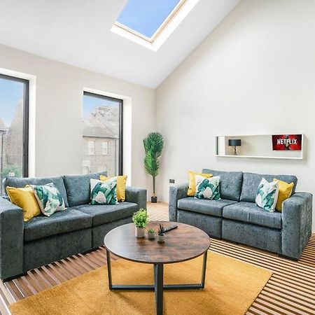 Tottenham- Exquisite 4-Bed Retreat With Ping Pong And Pool - Sleeps 7, Free Parking, Contractors & Long Stays Welcome Londres Extérieur photo