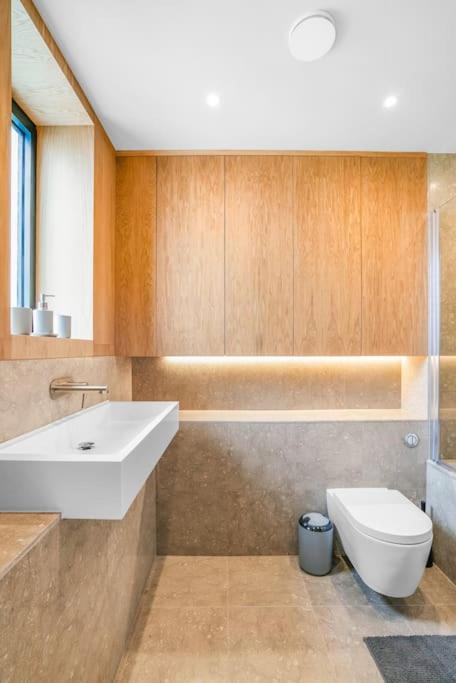 Tottenham- Exquisite 4-Bed Retreat With Ping Pong And Pool - Sleeps 7, Free Parking, Contractors & Long Stays Welcome Londres Extérieur photo