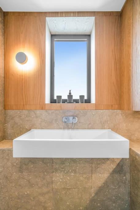 Tottenham- Exquisite 4-Bed Retreat With Ping Pong And Pool - Sleeps 7, Free Parking, Contractors & Long Stays Welcome Londres Extérieur photo