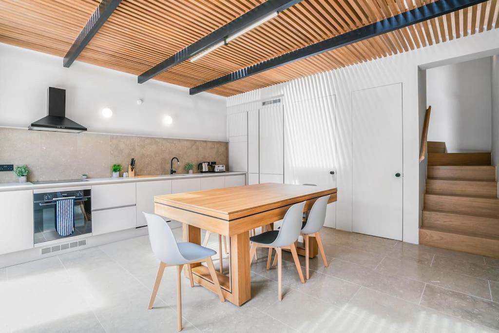 Tottenham- Exquisite 4-Bed Retreat With Ping Pong And Pool - Sleeps 7, Free Parking, Contractors & Long Stays Welcome Londres Extérieur photo
