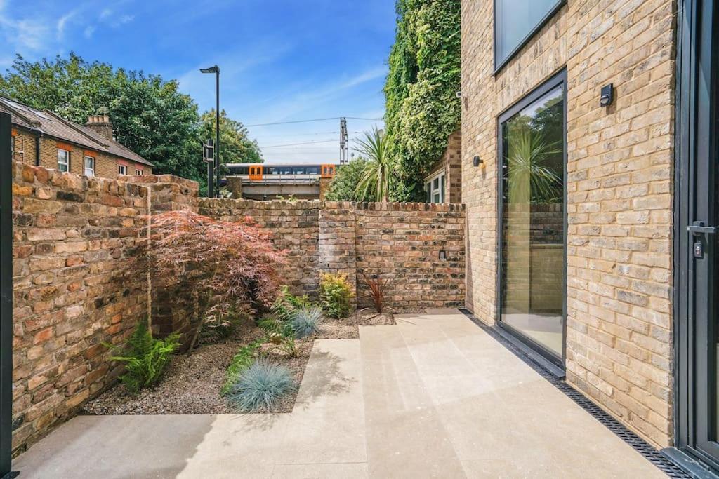 Tottenham- Exquisite 4-Bed Retreat With Ping Pong And Pool - Sleeps 7, Free Parking, Contractors & Long Stays Welcome Londres Extérieur photo